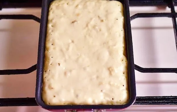 『バナナヨーグルトの玉子焼き器ケーキ』を作る写真（撮影：小泉明代）