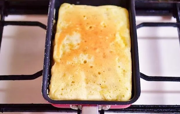 『バナナヨーグルトの玉子焼き器ケーキ』を作る写真（撮影：小泉明代）