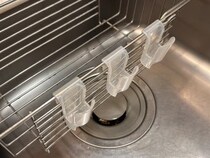 100均の薬味チューブホルダーを水切りラックに引っかけるだけ！　洗い物が快適になって「めっちゃ助かる！」