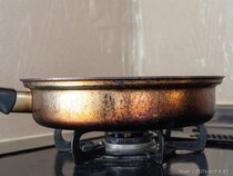 フライパンの外側の汚れ、ちゃんと洗ってる？　パール金属に聞いた！焦げたまま使うリスク