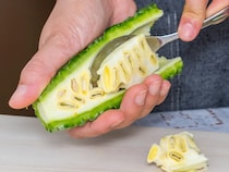 夏が旬のゴーヤ、塩もみするの待った！　野菜のプロに聞く『下処理の正解』