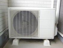 室外機が直射日光で止まる前に！　100均グッズでできる『日よけ』がこちら【夏の暮らし術4選】