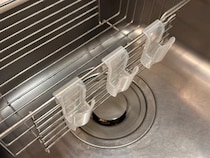 100均の薬味チューブホルダーを水切りラックに引っかけるだけ！　洗い物が快適になって「めっちゃ助かる！」