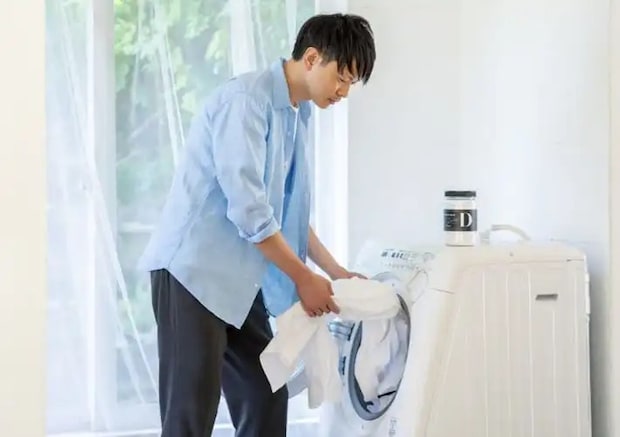 洗濯をする男性の写真（撮影：Heulie）