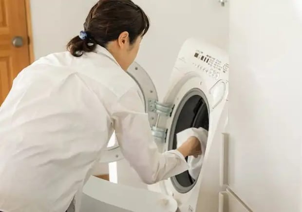 洗濯をする女性の写真（撮影：Heulie）