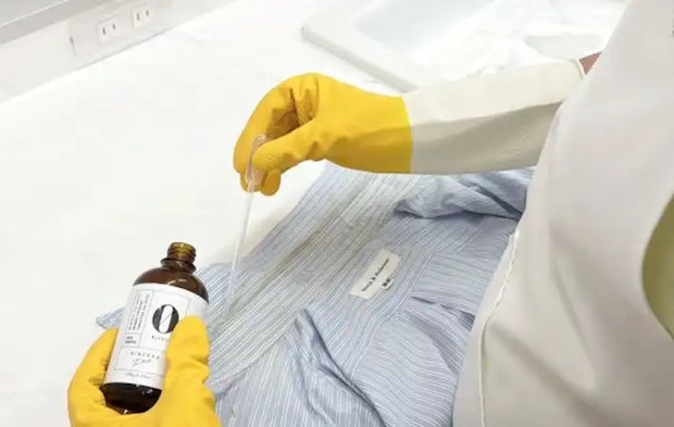 襟の汚れに洗剤をつける写真（撮影：Heulie）