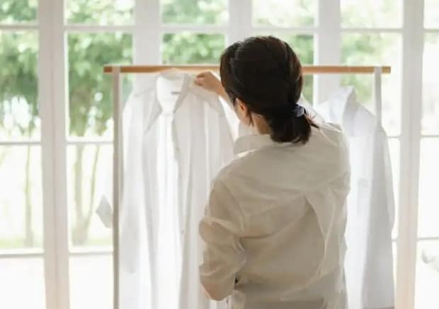 洗濯物を干す女性の写真（撮影：Heulie）