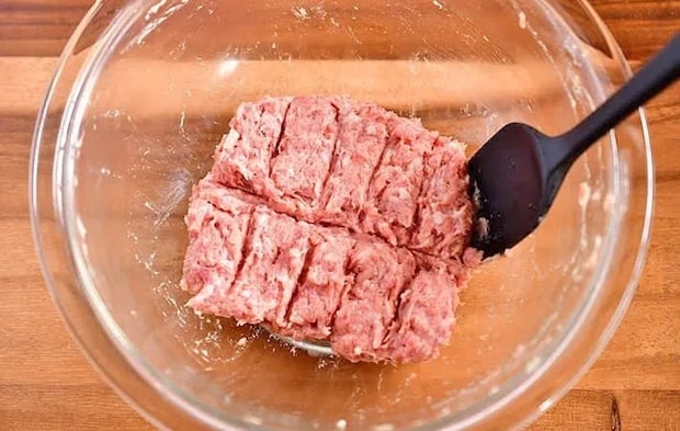 『大葉の餃子風』を作る写真（撮影：小泉明代）