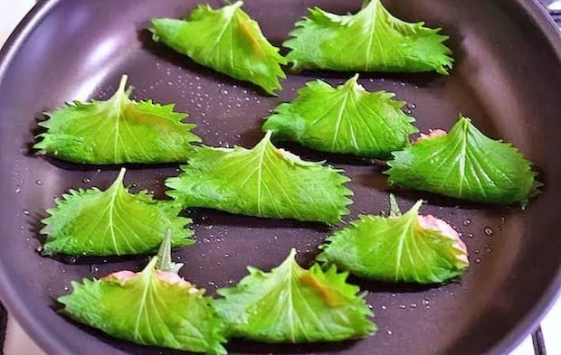 『大葉の餃子風』を作る写真（撮影：小泉明代）