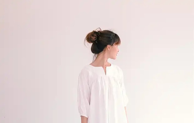 白い服を着る女性の写真