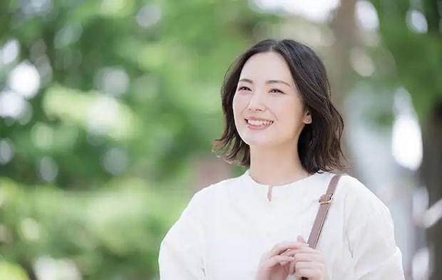 白い服の女性の写真