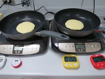 ホットケーキミックス、よく混ぜたほうがふっくらする？　ざっくり混ぜた場合と比べてみた結果