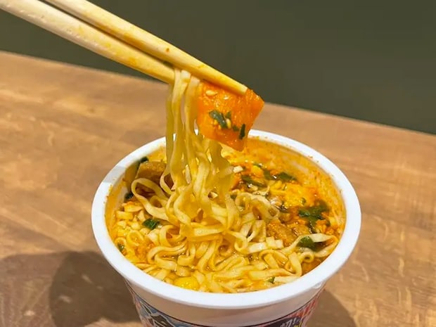 『冷しカップヌードル ピリ辛キムチ味』を食べる写真（撮影：grapeフード編集部）