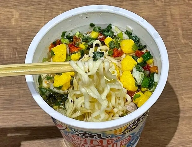 『冷しカップヌードル 鶏塩レモン味』を食べる写真（撮影：grapeフード編集部）