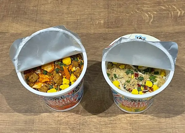 『冷しカップヌードル ピリ辛キムチ味』『冷しカップヌードル 鶏塩レモン味』をめくった写真（撮影：grapeフード編集部）
