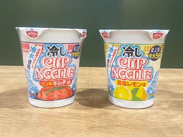『冷しカップヌードル ピリ辛キムチ味』『冷しカップヌードル 鶏塩レモン味』の写真（撮影：grapeフード編集部）
