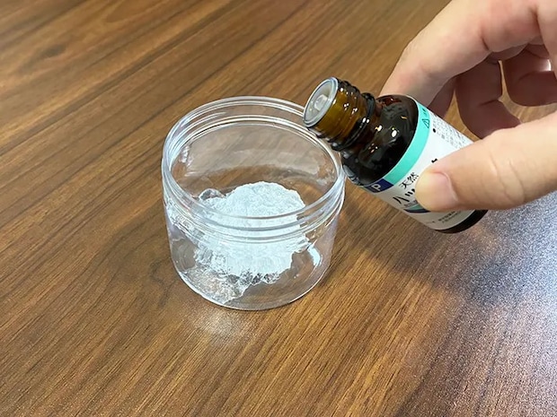 保冷剤の中身にハッカ油を垂らす場面（撮影：grapeライフハック編集部）