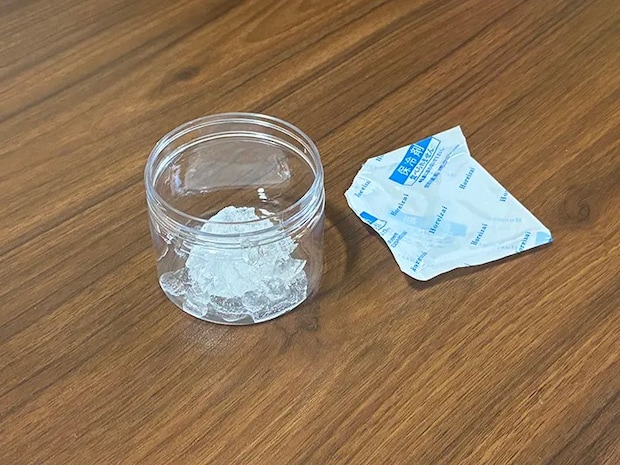 小瓶に出した保冷剤の中身と、外袋（撮影：grapeライフハック編集部）
