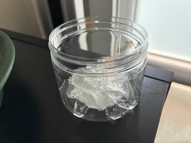 窓際に置いた保冷剤入りの小瓶（撮影：grapeライフハック編集部）