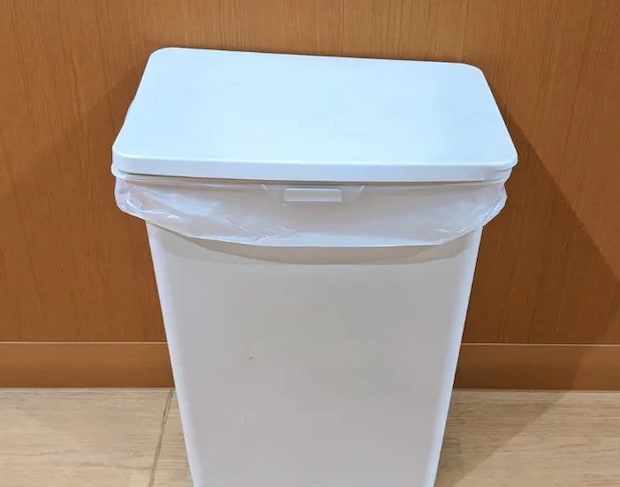 ゴミ袋を設置したゴミ箱