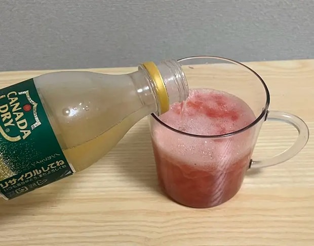 ジンジャーエールを注ぐ写真（撮影：grapeフード編集部）