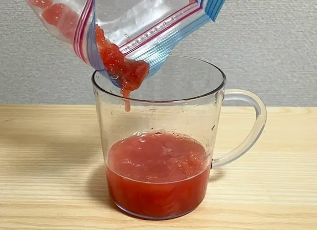 潰したスイカをコップに注ぐ写真（撮影：grapeフード編集部）