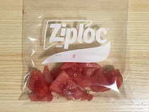 スイカ、そのまま食べるのもいいけれど…　ジッパー袋に入れて潰すと「夏の定番になりそう」「おかわり」