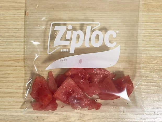 スイカ、そのまま食べるのもいいけれど… ジッパー袋に入れて潰すと「夏の定番になりそう」「おかわり」