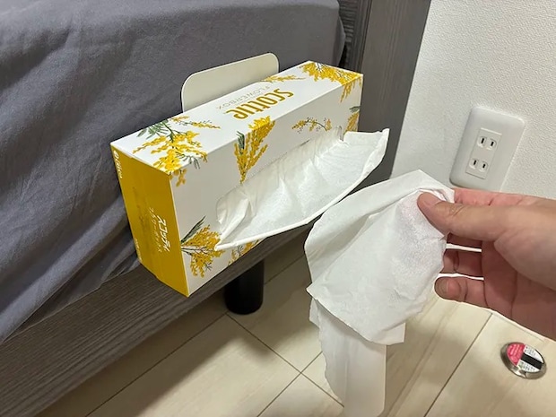 ベッド横で引き出したティッシュ（撮影：grapeライフハック編集部）