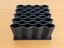 セリアの110円スタンド　デスク以外で使ったら「便利すぎた！」