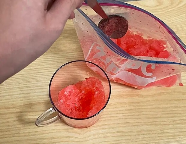 凍らせたかき氷シロップの写真（撮影：grapeフード編集部）