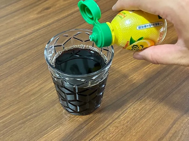 アイスコーヒーにレモン果汁を加える場面（撮影：grapeフード編集部）