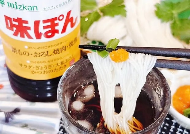 そうめんを味ぽんつゆにつけている画像（撮影：キジカク）