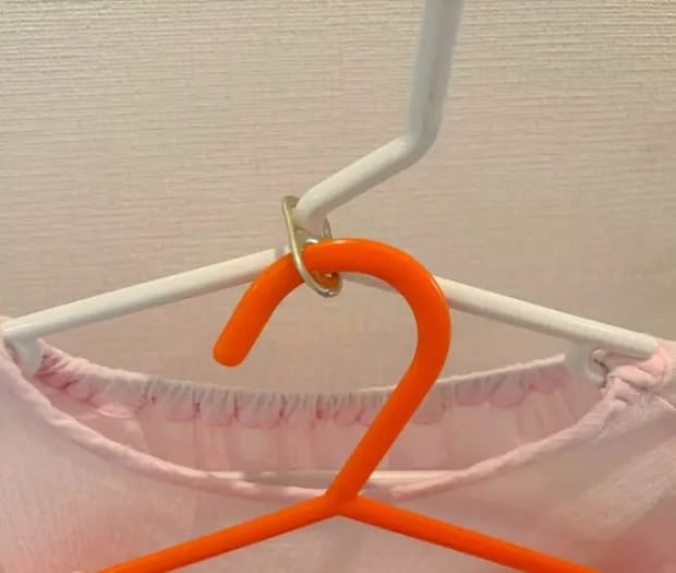 穴にハンガーをかけた様子（撮影：grapeライフハック編集部）