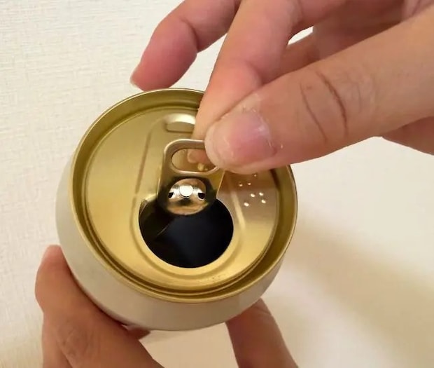 プルタブを取り外す様子（撮影：grapeライフハック編集部）