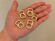 ハンガーに『空き缶のプルタブ』を通すだけ　意外な収納術に感動！