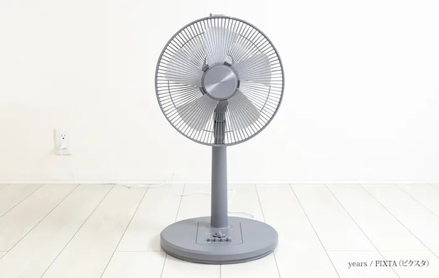 『白い部屋に置かれた扇風機』の写真