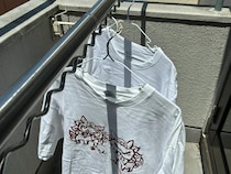 ハンガーに『手提げホルダー』をつけると？←Tシャツを乾かす時間を大幅に短縮できた！【活用法】