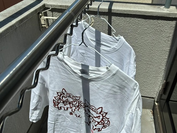 ハンガーに『手提げホルダー』をつけると?←Tシャツを乾かす時間を大幅に短縮できた!【活用法】