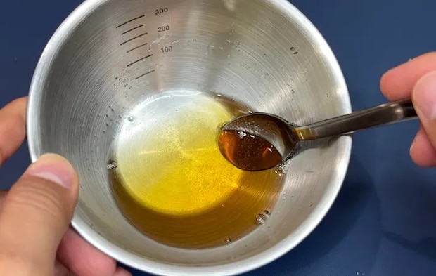 お湯に砂糖と塩を溶かしているところの画像（撮影：キジカク）