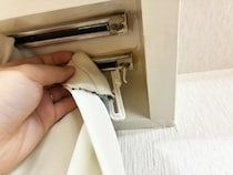 カーテンのフックを付け替えるだけ！　光漏れを防げる裏ワザに「熱気も防げて助かる！」
