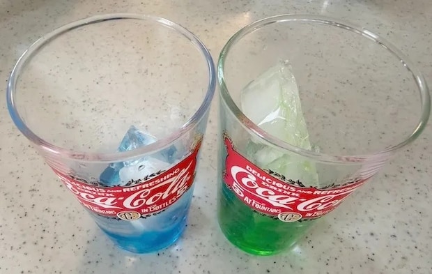 グラスに氷とシロップを入れた画像（撮影：エニママ）