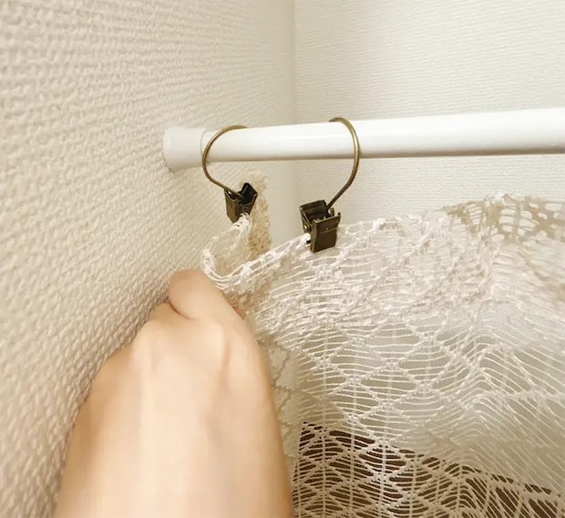 クリップにカーテンを留めた写真（撮影：grapeライフハック編集部）