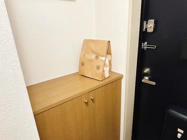 下駄箱の上に荷物を置いた写真（撮影：grapeライフハック編集部）