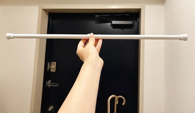 つっぱり棒を手に持った写真（撮影：grapeライフハック編集部）