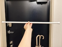 つっぱり棒で簡単に作れる「玄関の荷物置き場」　あえて『透けるカーテン』が正解！