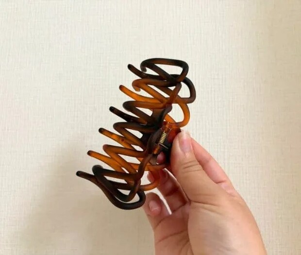 クリップを持っている様子（撮影：grapeライフハック編集部）