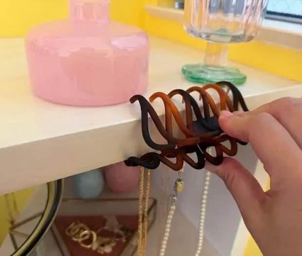 棚にクリップを挟んだ様子（撮影：grapeライフハック編集部）