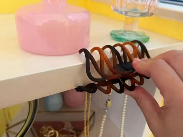 棚に『ヘアクリップ』を挟むと…　収納の裏ワザに「身支度がスムーズ」
