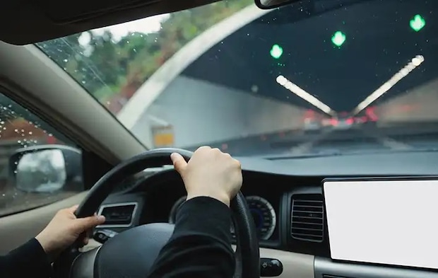車を運転している写真